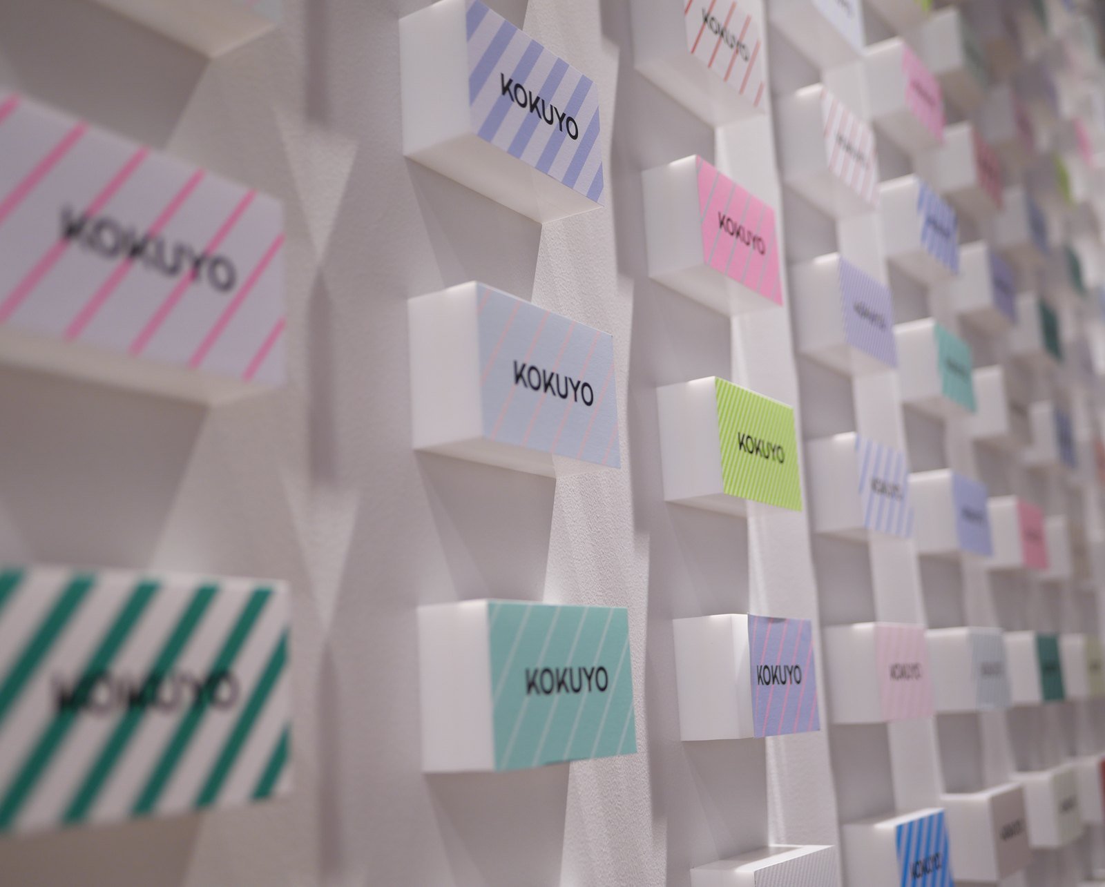 KOKUYOのロゴが並ぶ展示壁