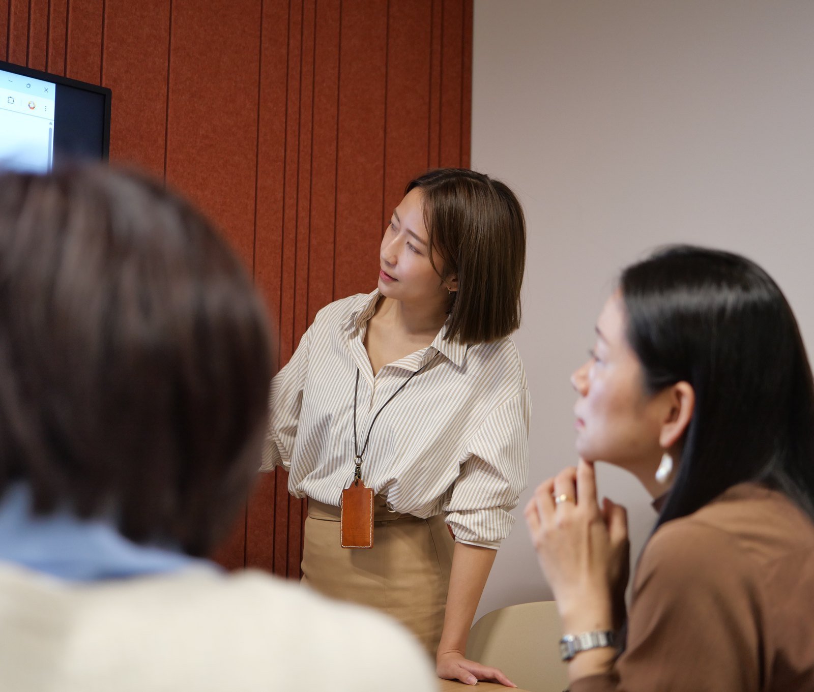 打ち合わせをする女性社員